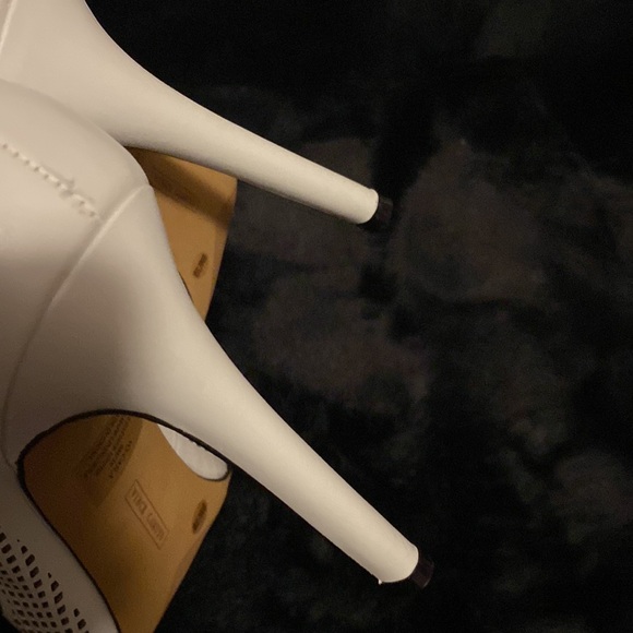 NIB VIBCE Camuto White Leather Heels - Picture 4 of 5